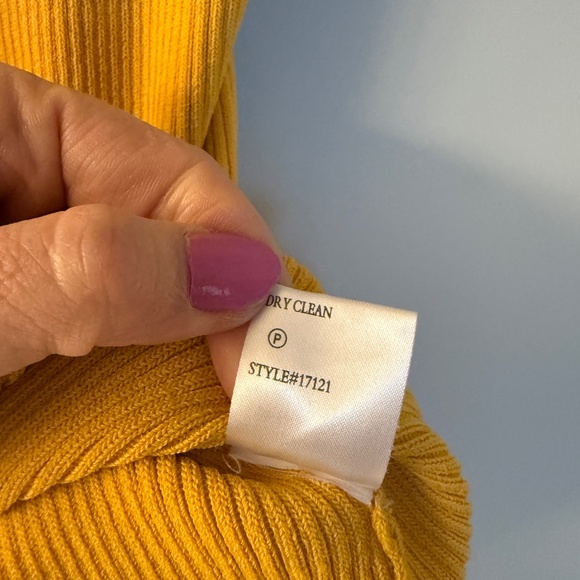 One Girl Who cool clasp front goldenrod yellow ribbed sweater sleeveless XL - Picture 6 of 8